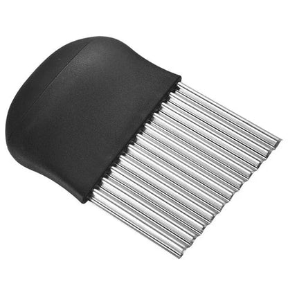 Couteau ondulé à poignée noire et lame en acier inoxydable, vue détourée