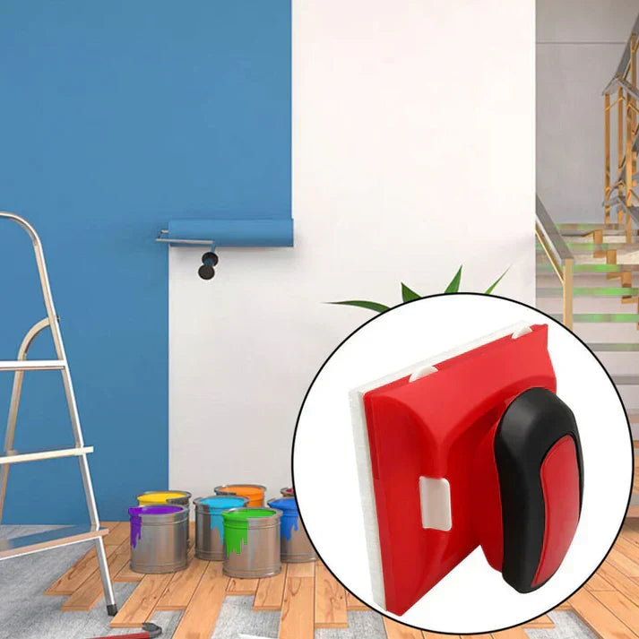 Outil de bordure devant un mur fraîchement peint en bleu