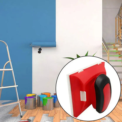 Outil de bordure devant un mur fraîchement peint en bleu