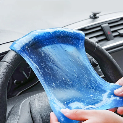 Gel nettoyant bleu étiré sur un volant de voiture