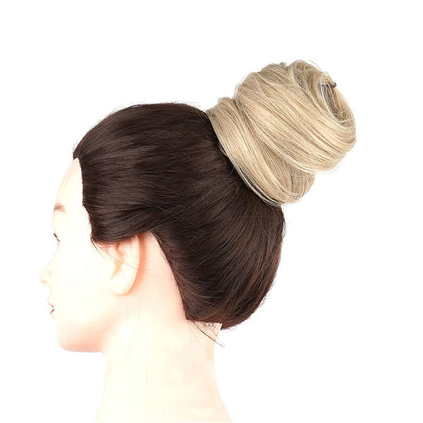 Postiche blonde enroulée en chignon volumineux