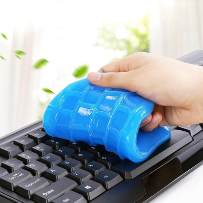Gel nettoyant bleu pressé sur un clavier d'ordinateur
