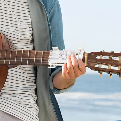 Aide aux accords Accordino blanche clipsée sur le manche d'une guitare, au bord de la mer