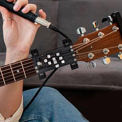 Accordino noire fixée près de la tête d'une guitare acoustique