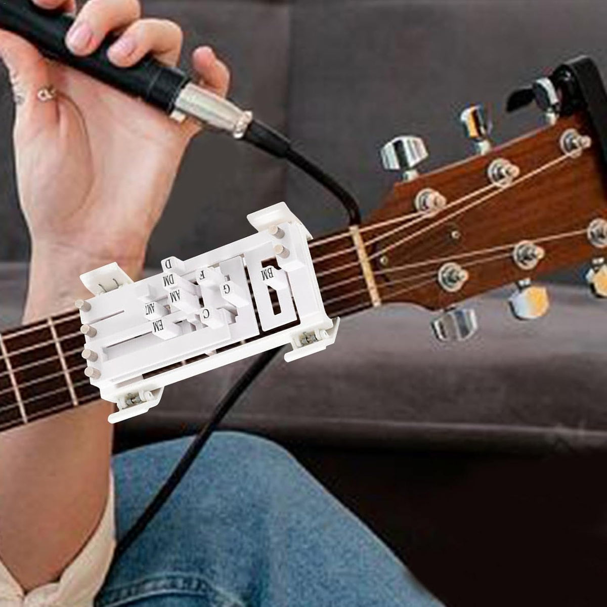 Accordino blanche fixée près de la tête d'une guitare acoustique