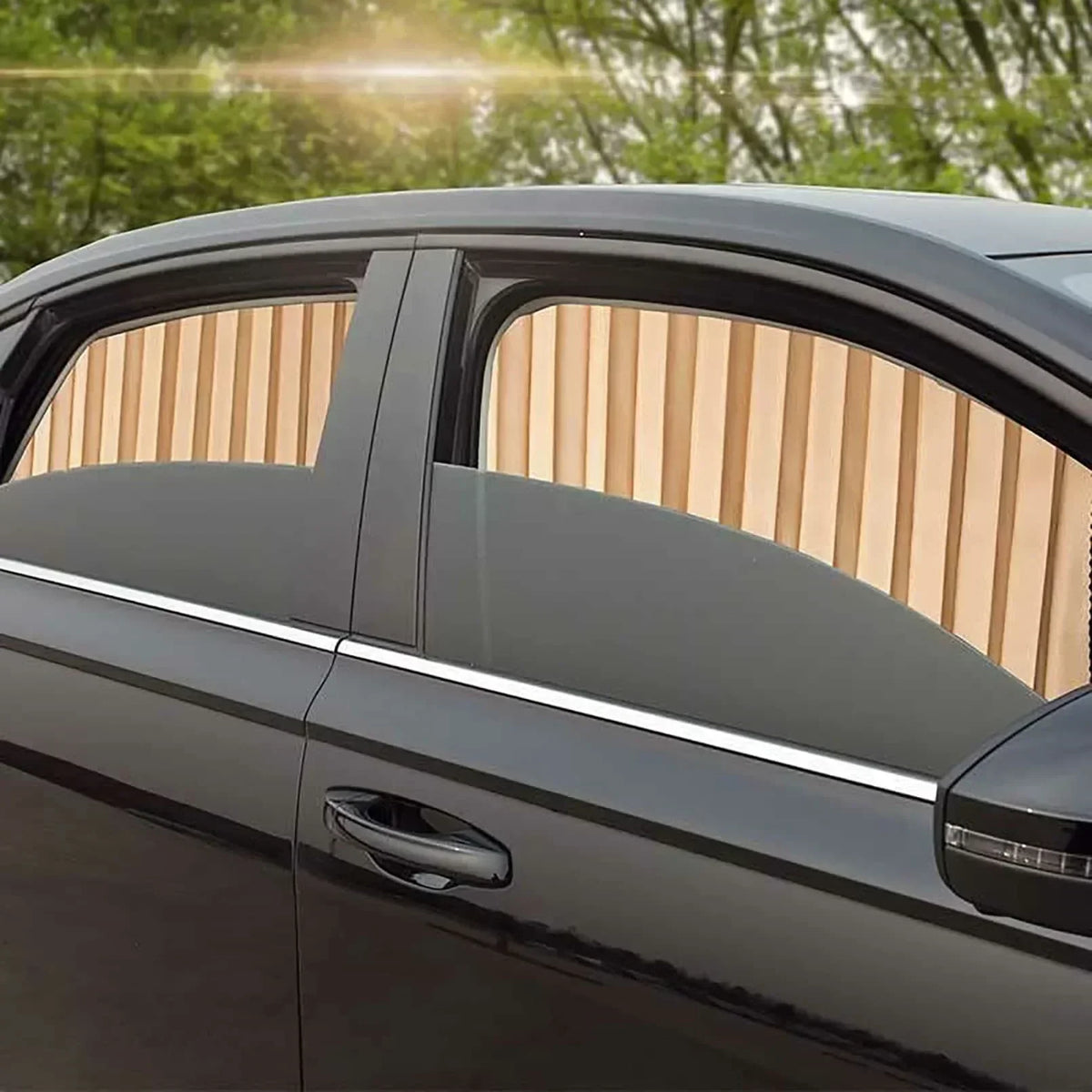 Voiture vue de l'extérieur avec les pare-soleil Or fermés sur les vitres latérales