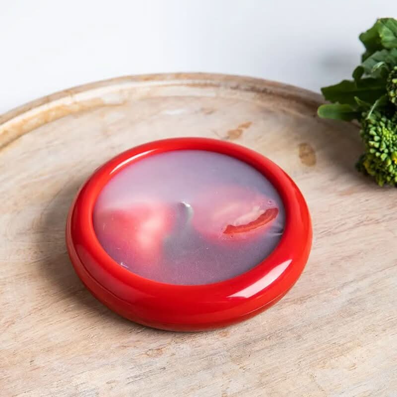 Couvercle rouge sur une moitié de tomate