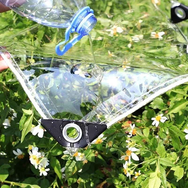 Eau versée sur la bâche transparente qui s'écoule sans traverser