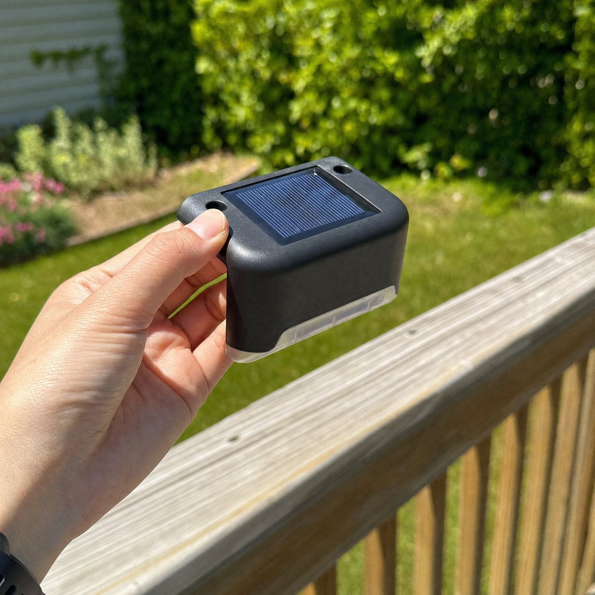 Lampe solaire tenue dans la main pour montrer sa taille