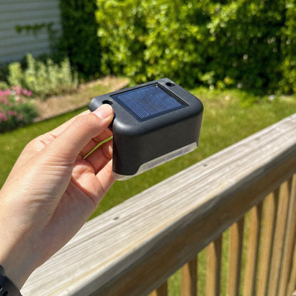 Lampe solaire tenue dans la main pour montrer sa taille