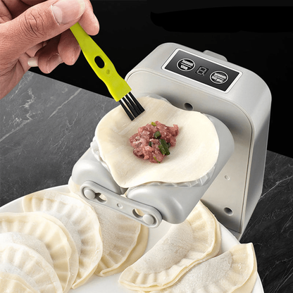 Bord du disque de pâte humidifié au pinceau avant le pliage