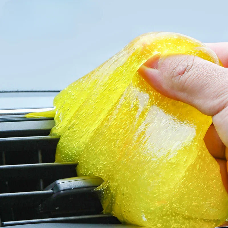 Gel nettoyant jaune retiré d'une grille d'aération de voiture