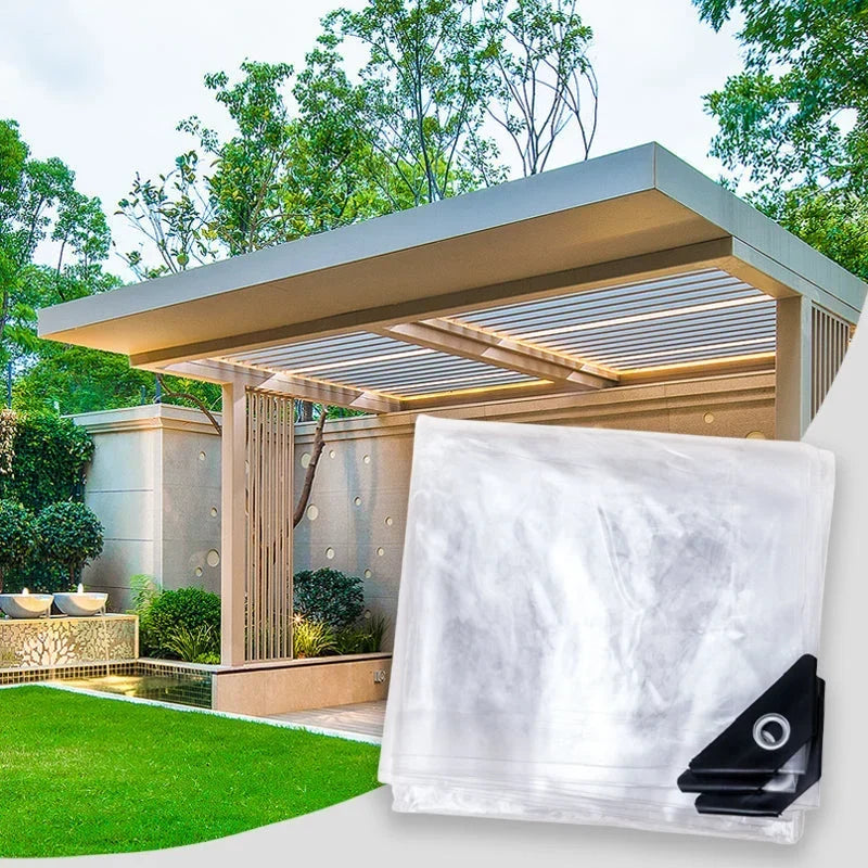 Bâche transparente pliée devant une pergola de jardin