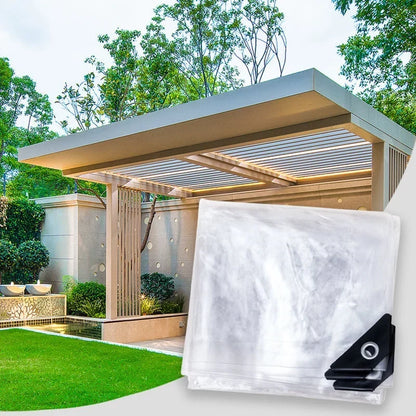 Bâche transparente pliée devant une pergola de jardin