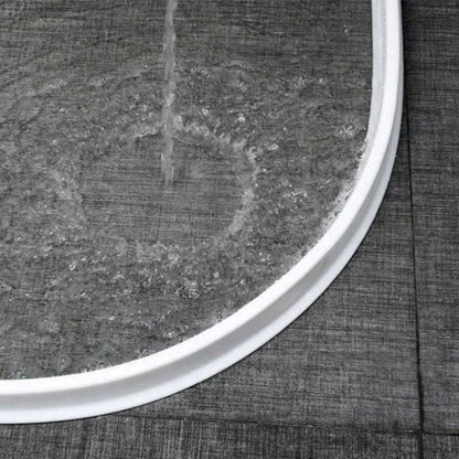 L'eau de la douche reste contenue derrière la barrière blanche