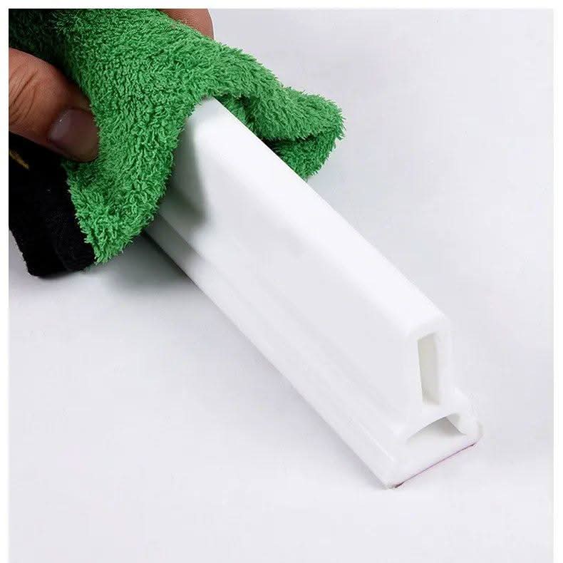 Barrière de douche blanche essuyée avec un chiffon