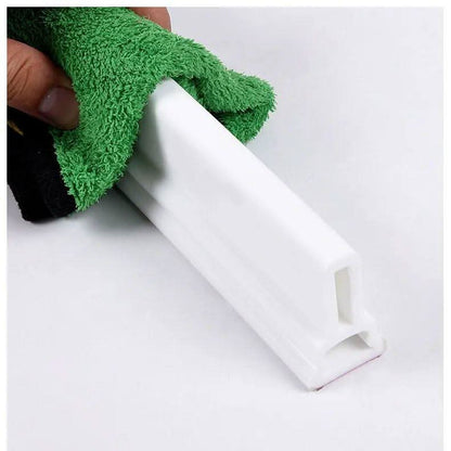Barrière de douche blanche essuyée avec un chiffon
