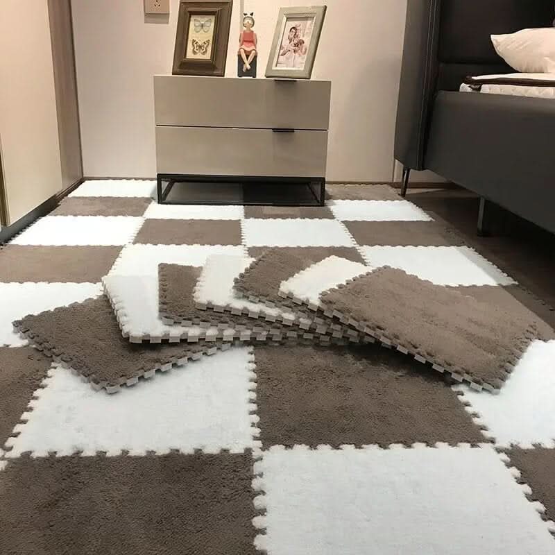 Grand tapis en damier marron et blanc au pied d'un lit