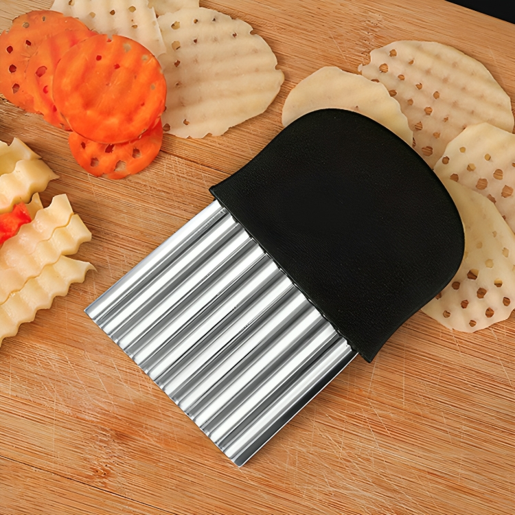 Couteau ondulé noir entouré de tranches gaufrées de pomme de terre et de carotte