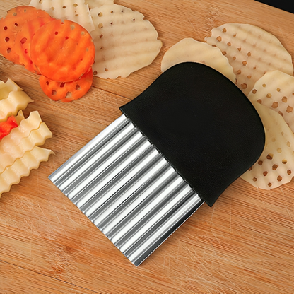 Couteau ondulé noir entouré de tranches gaufrées de pomme de terre et de carotte