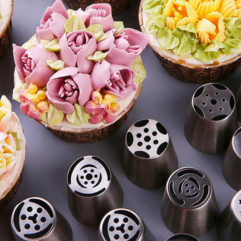 Douilles à fleurs en inox à côté de cupcakes fleuris