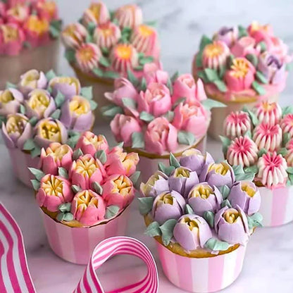 Cupcakes décorés de tulipes et de fleurs en crème au beurre