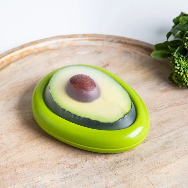 Couvercle vert sur une moitié d'avocat avec son noyau