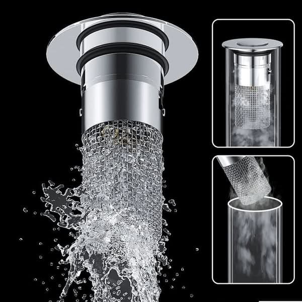 L'eau s'écoule à travers le panier filtrant de la bonde