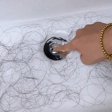 Pression sur la bonde Bondclic dans un lavabo plein de cheveux