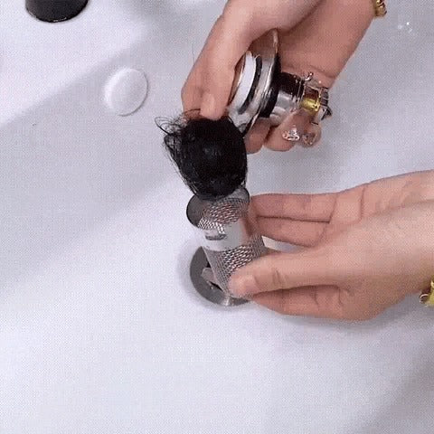Boule de cheveux retenue par le panier filtrant de la bonde