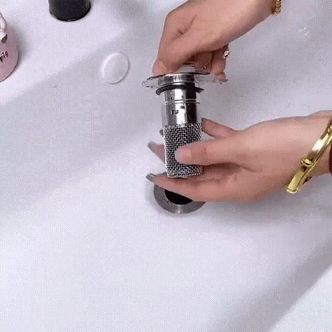 Bonde filtrante sortie du lavabo à la main pour le nettoyage