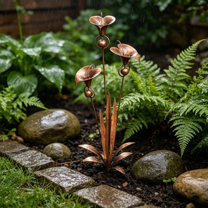 Tige décorative aux arums cuivrés dans un massif de fougères