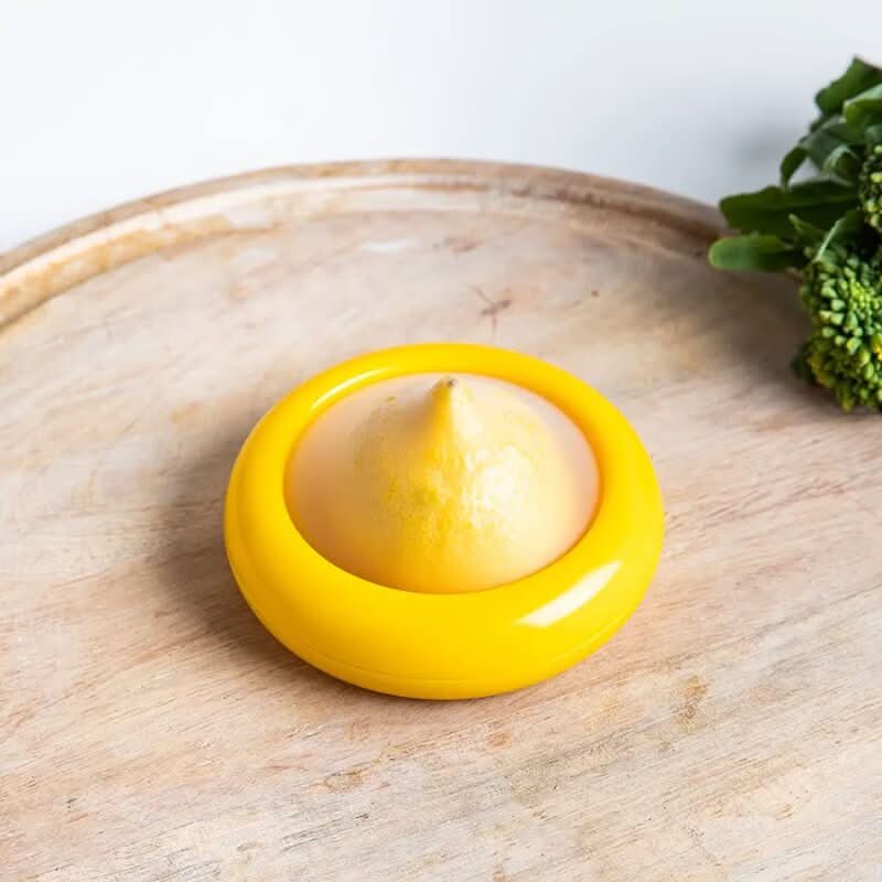Couvercle jaune sur une moitié de citron