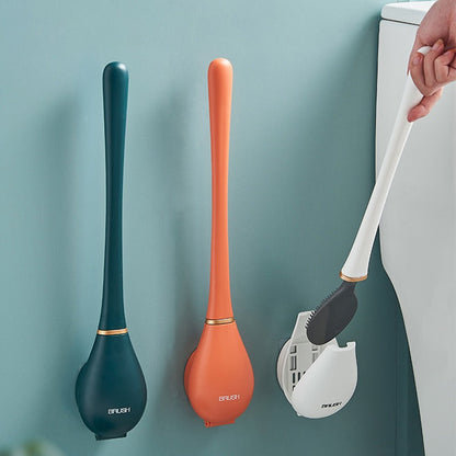 Brosses WC en silicone fixées au mur à côté des toilettes