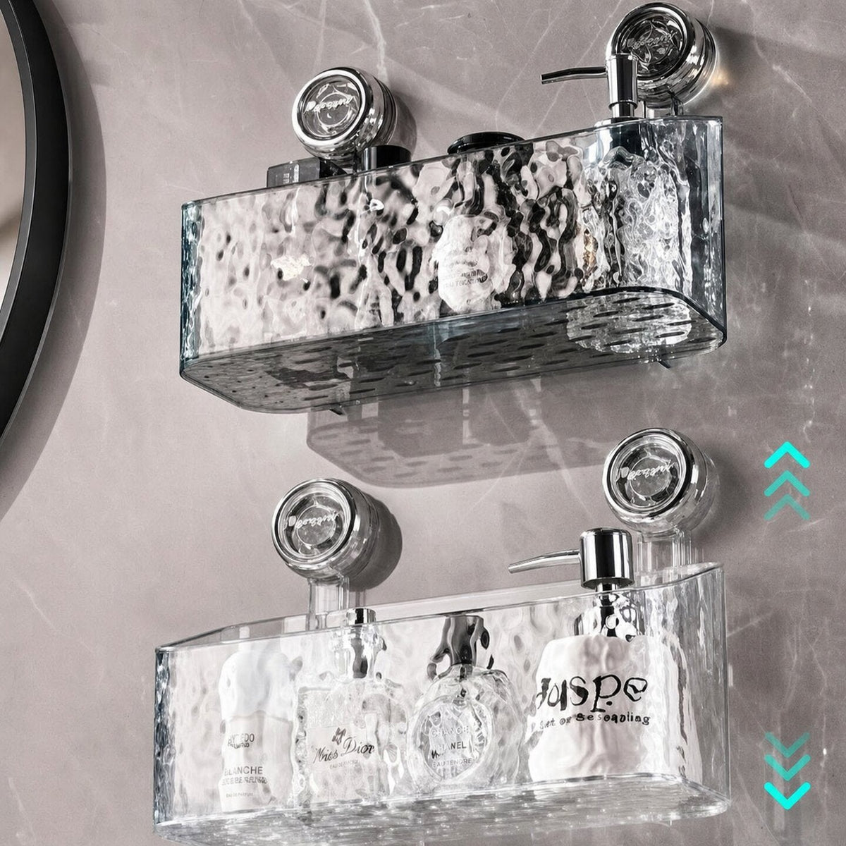 Deux étagères transparentes à ventouses fixées sur un mur de salle de bain