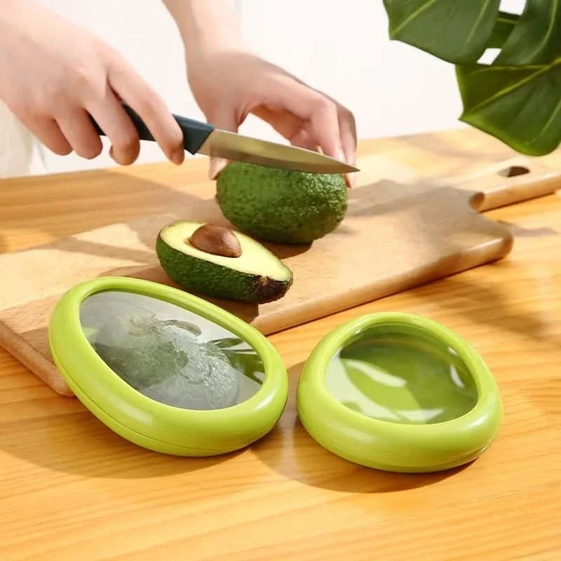 Avocat coupé en deux à côté de couvercles verts en forme d'avocat