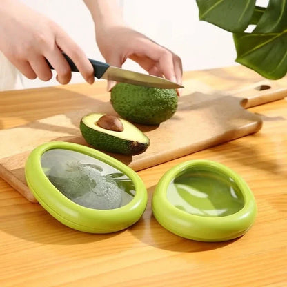 Avocat coupé en deux à côté de couvercles verts en forme d'avocat