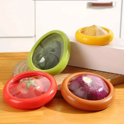Couvercles extensibles posés sur des fruits et légumes coupés sur un plan de travail