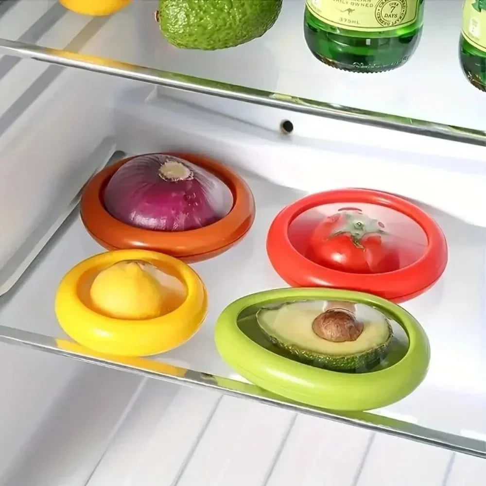 Moitiés d'oignon, de tomate, de citron et d'avocat couvertes dans la porte du frigo