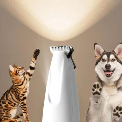 Tondeuse Patoune avec sa lumière LED allumée, entre un chat et un chien