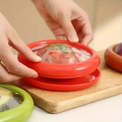 Mains qui étirent un couvercle rouge sur une moitié de tomate