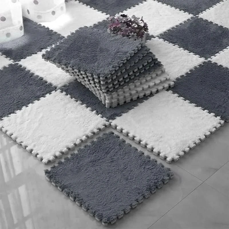Tapis en dalles moelleuses blanches et grises assemblées en damier