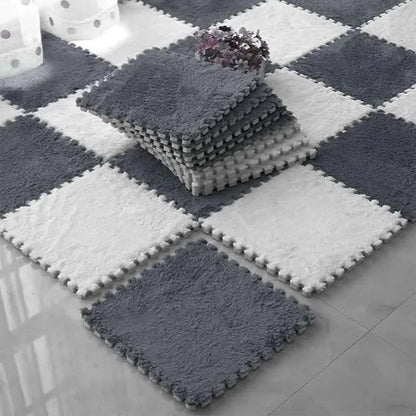 Tapis en dalles moelleuses blanches et grises assemblées en damier