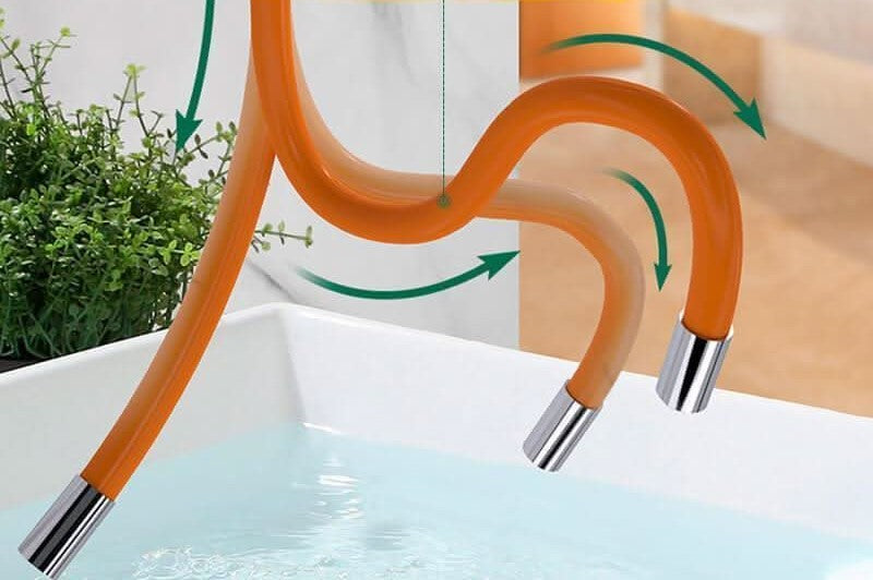 Rallonge de robinet pliée dans plusieurs directions au-dessus d'un lavabo