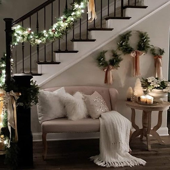 Rampe d'escalier et couronnes de Noël illuminées
