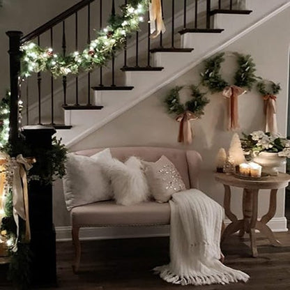 Rampe d'escalier et couronnes de Noël illuminées