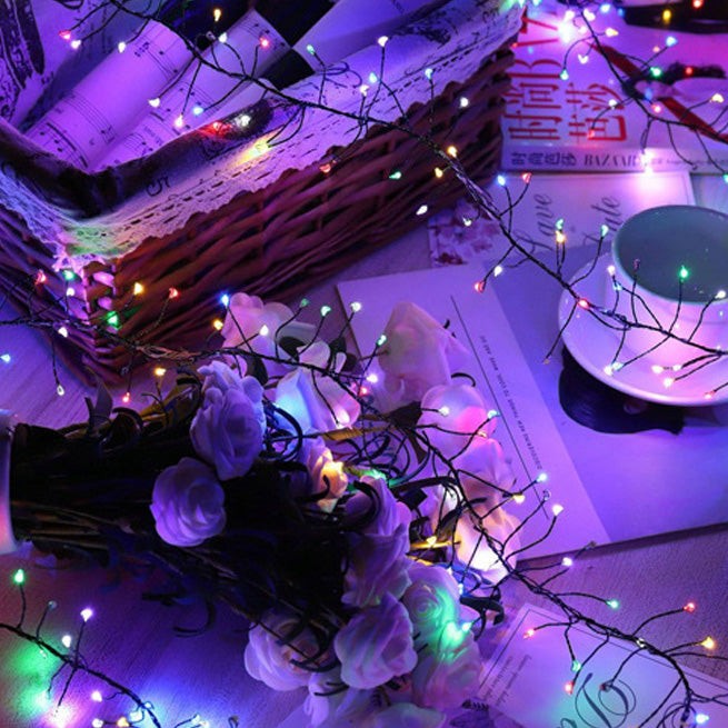 Guirlande Luciole multicolore posée sur une table décorée