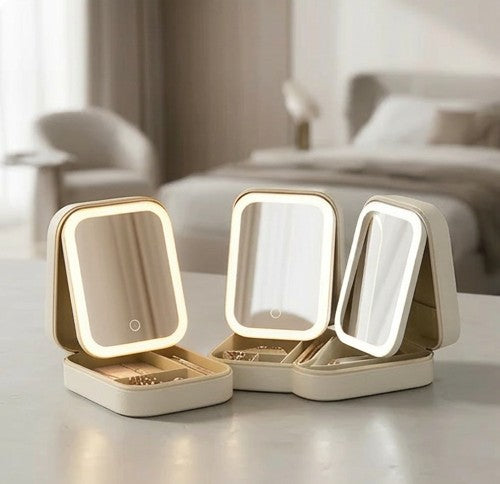 Trousses blanches ouvertes sur une commode, miroirs allumés