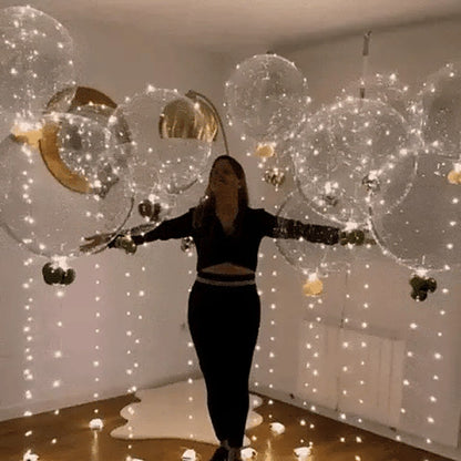 Salon décoré de ballons transparents lumineux à guirlande LED