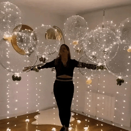 Salon décoré de ballons transparents lumineux à guirlande LED